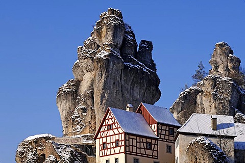 Fraenkische-Schweiz-Museum regional museum in the Judenhof, 18th century, in front of a snowy cliff and blue skies, Tuechersfeld 30-39, cliff village Tuechersfeld, Upper Franconia, Bavaria, Germany, Europe