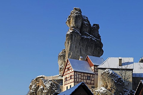 Fraenkische-Schweiz-Museum regional museum in the Judenhof, 18th century, in front of a snowy cliff and blue skies, Tuechersfeld 30-39, cliff village Tuechersfeld, Upper Franconia, Bavaria, Germany, Europe