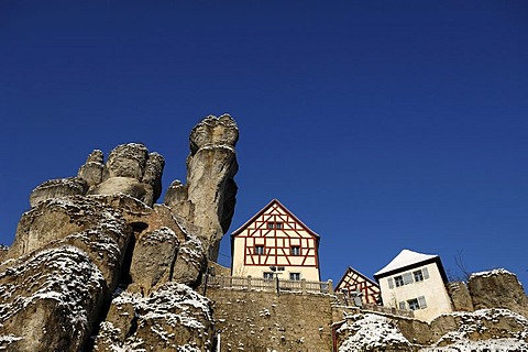 Fraenkische-Schweiz-Museum regional museum in the Judenhof, 18th century, with a cliff and blue skies, Tuechersfeld 30-39, cliff village Tuechersfeld, Upper Franconia, Bavaria, Germany, Europe