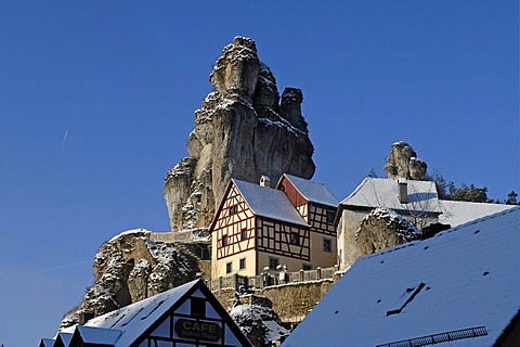 Fraenkische-Schweiz-Museum regional museum in the Judenhof, 18th century, in front of a snowy cliff and blue skies, Tuechersfeld 30-39, cliff village Tuechersfeld, Upper Franconia, Bavaria, Germany, Europe