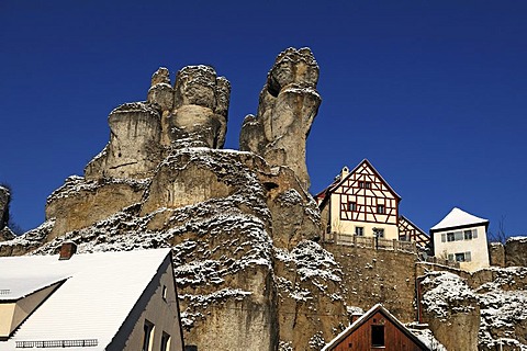 Fraenkische-Schweiz-Museum regional museum in the Judenhof, 18th century, with a cliff, snow and blue skies, Tuechersfeld 30-39, cliff village Tuechersfeld, Upper Franconia, Bavaria, Germany, Europe