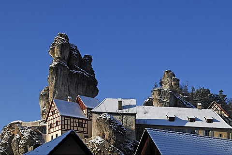 Fraenkische-Schweiz-Museum regional museum in the Judenhof, 18th century, in front of a snowy cliff and blue skies, Tuechersfeld 30-39, cliff village Tuechersfeld, Upper Franconia, Bavaria, Germany, Europe