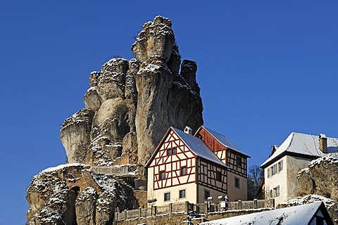 Fraenkische-Schweiz-Museum regional museum in the Judenhof, 18th century, in front of a snowy cliff and blue skies, Tuechersfeld 30-39, cliff village Tuechersfeld, Upper Franconia, Bavaria, Germany, Europe