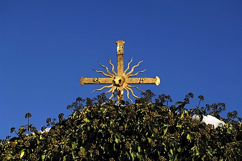 Gilt cross against a blue sky, underneath it ivy (Hedera helix), Goessweinstein, Upper Franconia, Bavaria, Germany, Europe