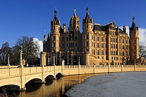 Palace bridge with frozen Burgsee lake and Schweriner Schloss castle, built from 1845 to 1857, romantic historicism, against a blue sky, Lennestrasse 1, Schwerin, Mecklenburg-Western Pomerania, Germany, Europe