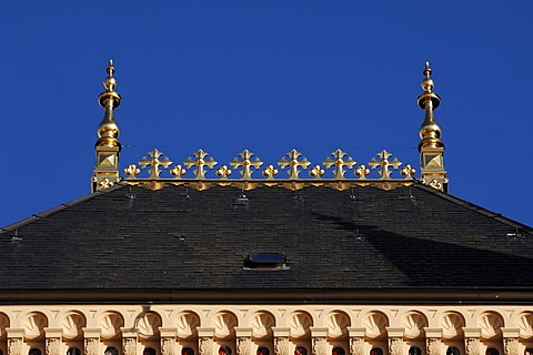 Decorative gilded roof top of Schwerin Castle, Schloss Schwerin, built from 1845 to 1857 in the style of romantic historicism, blue sky, Lennestrasse 1, Schwerin, Mecklenburg-Western Pomerania, Germany, Europe