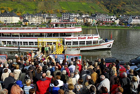 Excursion ship on the promenade, Cochem an der Mosel, Rhineland-Palatinate, Germany, Europe
