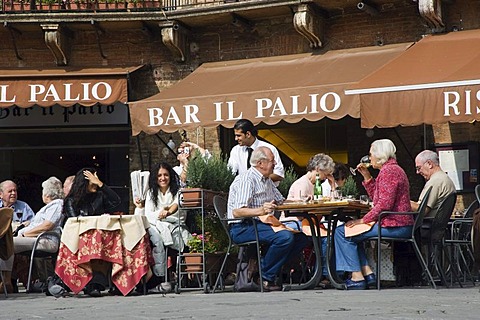 Street cafe, restaurant, Piazza del Campo, Siena, Tuscany, Italy, Europe