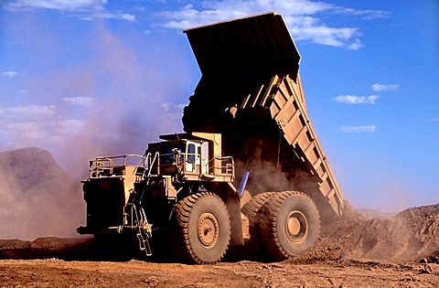 Haulpak dump truck, working with iron ore, Hamersley iron ore mine, Tom Price, Pilbara, Western Australia, Australia