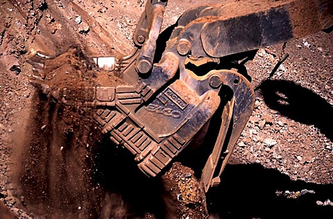 Earth shovel digging into ore, Hamersley iron ore mine, Tom Price, Pilbara, Western Australia, Australia