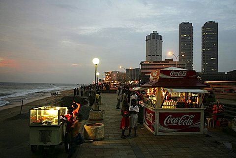 LKA, Sri Lanka, Capital Colombo, City center, GAlle Face Drive, Prommenade at the Indian Ocean.