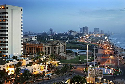 LKA, Sri Lanka, Capital Colombo, City center, GAlle Face Drive, Prommenade at the Indian Ocean. Business district.