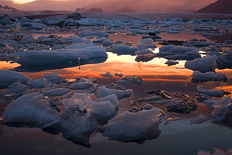 Joekulsarlon glacier lake shortly before midnight, southern edge of the Vatnajoekull glacier in the Breiï£¿amerkursander between Skaftafell National Park and Hoefn, Iceland, Europe