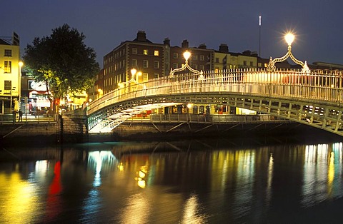 Ha'penny Bridge at night, Halfpenny Bridge, River Liffey, illuminated, Dublin, Ireland, Europe