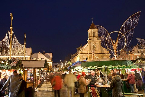 Market stalls on the Christmas market in Ludwigsburg, protestant Parish, people, Market Square, Baden-Wuerttemberg, Germany, Europe