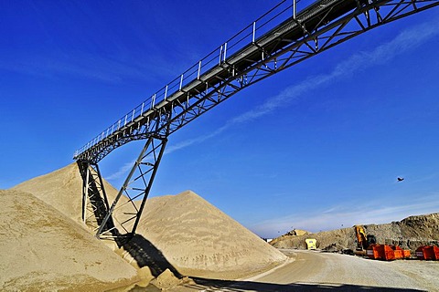 Conveyor belt, gravel pit near Oberhaching, Bavaria, Germany, Europe