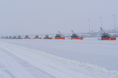 Snow, winter, snowplow, airplane, maneuvring area, taxiways, Terminal 1, Airport Munich, MUC, Bavaria, Germany, Europe