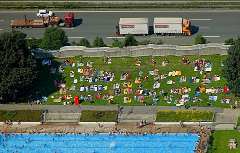 Aerial photo, swimming pool, Stenkhoffstrasse on the A2 highway, Eigen, Bottrop, Ruhrgebiet region, North Rhine-Westphalia, Germany, Europe