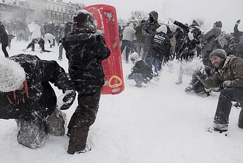 Several hundred citizens of Berlin use the snow for a snowball fight "Kreuzberg vs. Neukoelln", that has been organised on the internet, Goerlitzer Park, Berlin, Germany, Europe