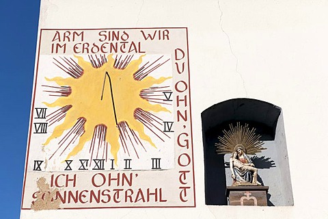 Sundial with the inscription "Arm sind wir im Erdental, du ohn' Gott, ich ohn' Sonnenstrahl", We are poor on earth, you without God, I without sunshine, Neumagen-Dhron, Moselle, Rhineland-Palatinate, Germany, Europe