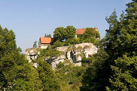 Burg Pottenstein castle towering over Pottenstein on a cliff, Naturpark Fraenkische Schweiz nature preserve, Little Switzerland region, Franconia, Bavaria, Germany, Europe