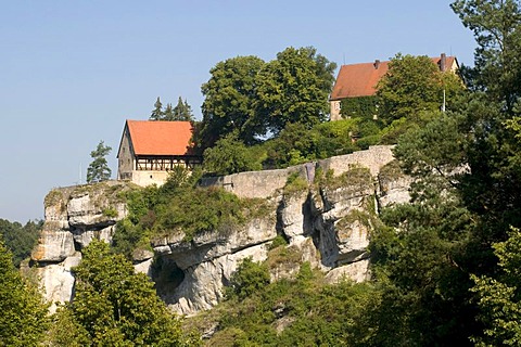 Burg Pottenstein castle towering over Pottenstein on a cliff, Naturpark Fraenkische Schweiz nature preserve, Little Switzerland region, Franconia, Bavaria, Germany, Europe