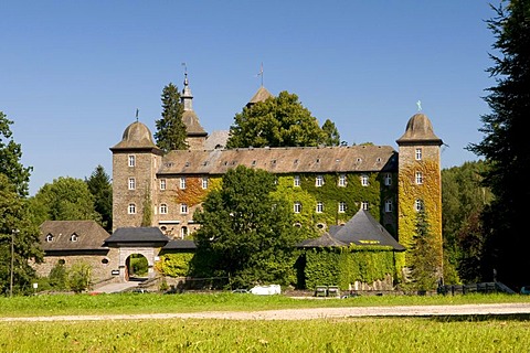 Burg Schnellenberg castle with origins in 1222, Attendorn, Sauerland region, North Rhine-Westphalia, Germany, Europe