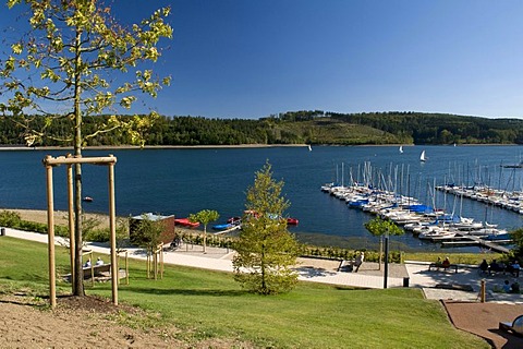 Promenade of the Sorpestausees reservoir, Naturpark Homert nature preserve, Sauerland region, North Rhine-Westphalia, Germany, Europe