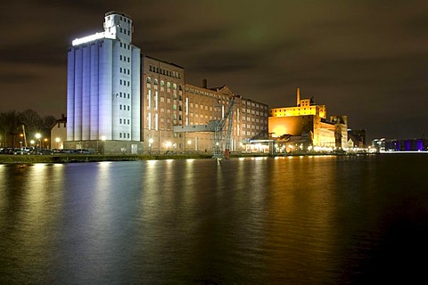 Museum Kueppersmuehle museum of modern art in the Innenhafen Duisburg inner harbor at night, Ruhrgebiet area, North Rhine-Westphalia, Germany, Europe