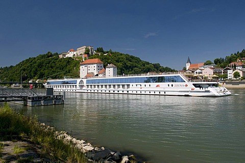 Passenger ship on the Danube, Veste Niederhaus fortress, Passau, Bavarian Forest, Bavaria, Germany, Europe