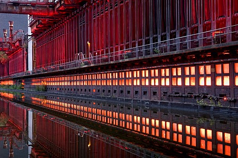 Night shot of the Kokerei Zollverein coking plant, UNESCO World Heritage Site, Route der Industriekultur Route of Industrial Heritage, Essen, Ruhrgebiet region, North Rhine-Westphalia, Germany, Europe