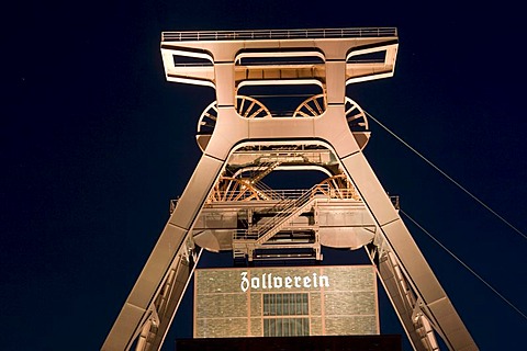 Night shot, headframe of the Zeche Zollverein mine, UNESCO World Heritage Site, Route der Industriekultur Route of Industrial Heritage, Essen, Ruhrgebiet region, North Rhine-Westphalia, Germany, Europe