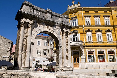 Triumphal Arch of the Sergii, 29-27 BC, Pula, Istria, Croatia, Europe