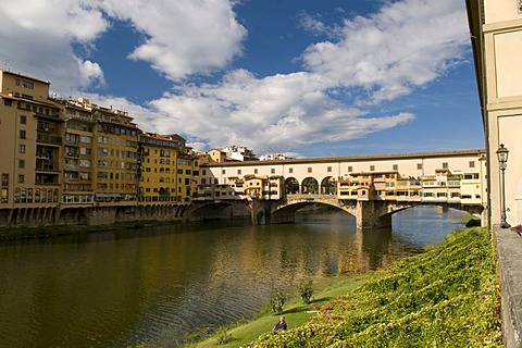 Ponte Vecchio, 14th century bridge over the Arno river, Florence, Tuscany, Italy, Europe