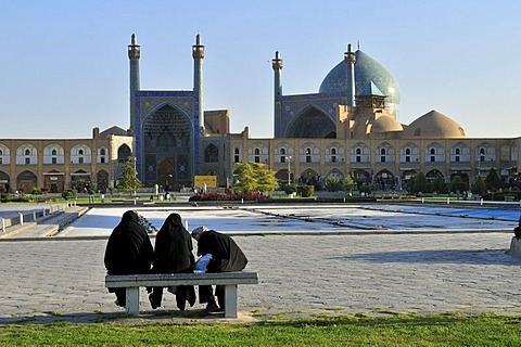 Three women in a Chador at Meidan-e Emam, Naqsh-e Jahan, Imam Square, UNESCO World Heritage Site, Esfahan, Isfahan, Iran, Persia, Asia