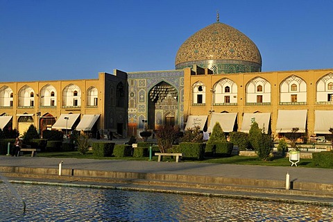 Meidan-e Emam, Naqsh-e Jahan, Imam Square with Sheik Lotfollah, Lotf Allah Mosque, Esfahan, UNESCO World Heritage Site, Isfahan, Iran, Persia, Asia