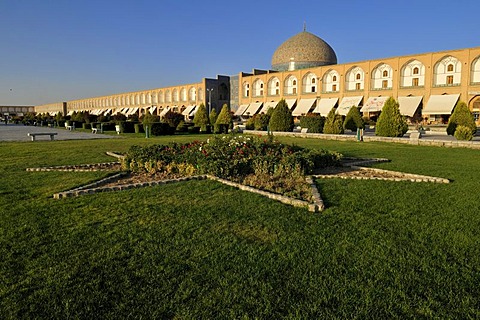 Meidan-e Emam, Naqsh-e Jahan, Imam Square with Sheik Lotfollah, Lotf Allah Mosque, Esfahan, UNESCO World Heritage Site, Isfahan, Iran, Persia, Asia