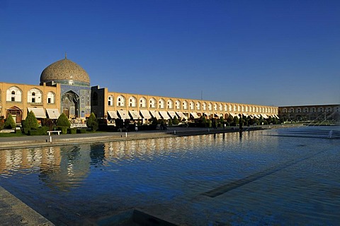 Meidan-e Emam, Naqsh-e Jahan, Imam Square with Sheik Lotfollah, Lotf Allah Mosque, Esfahan, UNESCO World Heritage Site, Isfahan, Iran, Persia, Asia