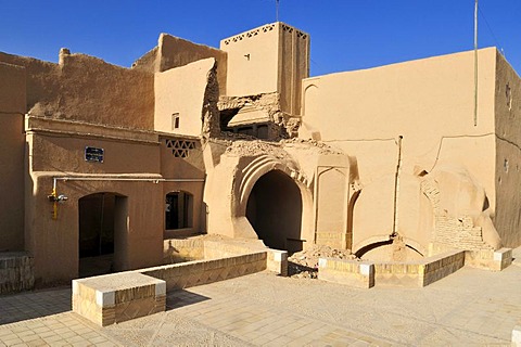 Crumbling adobe building in the historic town of Yazd, UNESCO World Heritage Site, Iran, Persia, Asia