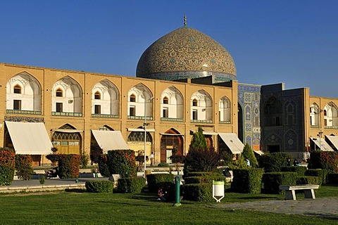 Meidan-e Emam, Naqsh-e Jahan, Imam Square with Sheik Lotfollah, Lotf Allah Mosque, Esfahan, UNESCO World Heritage Site, Isfahan, Iran, Persia, Asia