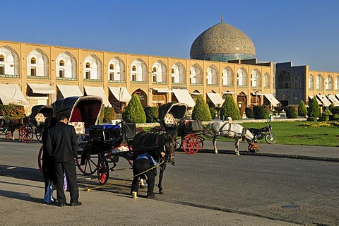 Horse drawn carriages on Meidan-e Emam, Naqsh-e Jahan, Imam Square with Sheik Lotfollah, Lotf Allah Mosque, Esfahan, UNESCO World Heritage Site, Isfahan, Iran, Persia, Asia