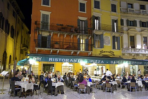 Nightlife, restaurants on the Piazza Bra, Verona, Veneto, Italy, Europe