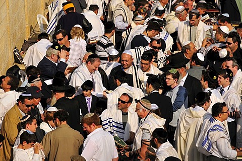 Jewish worshipers praying at the Wailing Wall, Jerusalem, Israel, Middle East, Orient