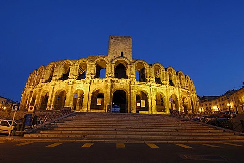 Roman ampitheatre, Les Arenes, at dusk, Arles, Bouches du Rhone, Provence, France, Europe