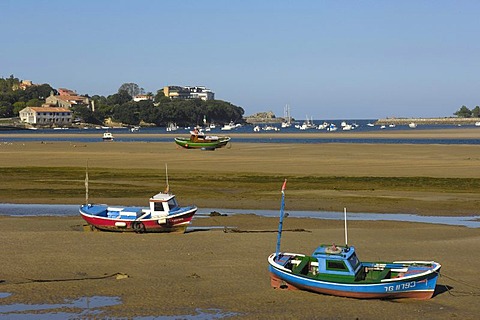 Fishing boats, Ria de San Vicente de la Barquera, Cantabria, Spain, Europe