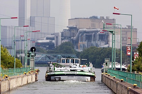 Lock on the Rhine-Herne Canal, Herne Baukau hard coal-fired power station of Evonik Industries, Herne, North Rhine-Westphalia, Germany, Europe