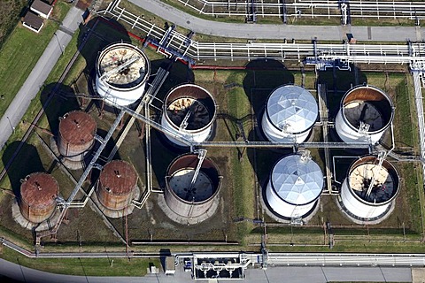 Storage tanks for mineral oils in the area of the Duisburg ports, Ruhrort inland port, Duisburg, North Rhine-Westphalia, Germany, Europe