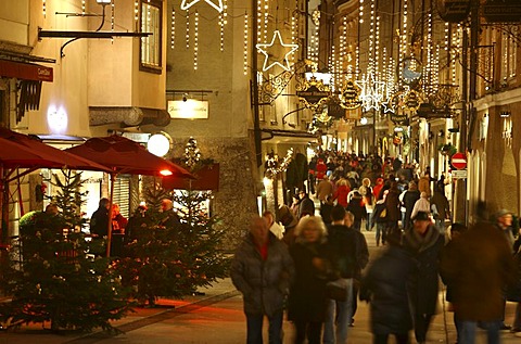 Christmas shopping in the old town of Salzburg, Getreidegasse, Salzburg, Austria, Europe