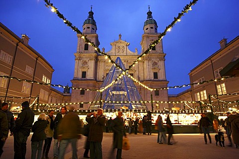 Christmas market at the Salzburger Dom cathedral, stalls in the Domplatz square, old town, Salzburg, Austria, Europe