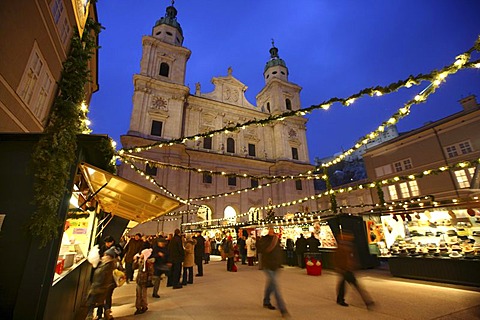 Christmas market at the Salzburger Dom cathedral, stalls in the Domplatz square, old town, Salzburg, Austria, Europe